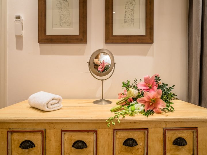 Exclusive holiday lets on the French Rivera - Flowers and Mirror on bedroom drawers