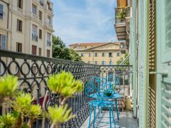 Exclusive holiday houses on the French Rivera - Balcony table and chairs