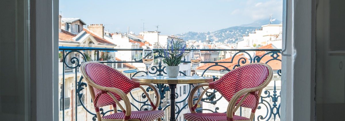 Holiday homes Nice - Chairs and table on balcony