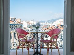 Maisons de vacances Nice - Chaises et table sur le balcon