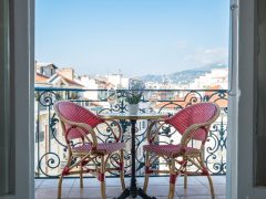 Holiday homes Nice - Chairs and table on balcony