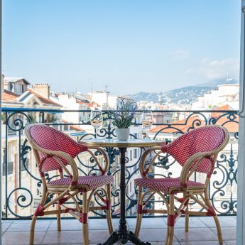 Holiday homes Nice - Chairs and table on balcony