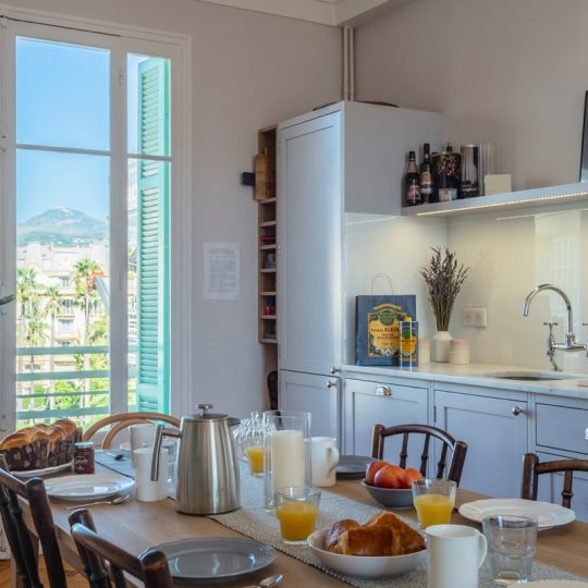 Holiday lets Nice - Breakfast on dining table