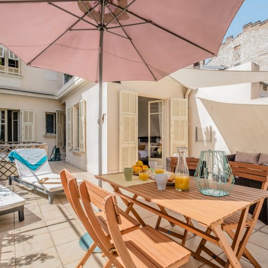 5 Star holiday houses on the French Rivera - Terrace table and chairs