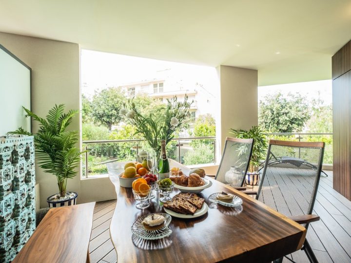 Holiday homes Antibes - Breakfast on terrace table and chairs