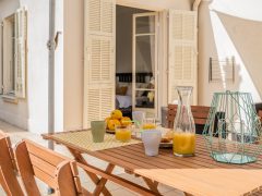 5 Star holiday rentals on the French Rivera - Terrace table and chairs