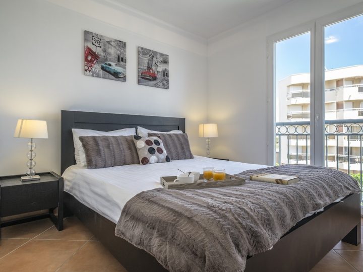 Holiday rentals Antibes - Breakfast on bed