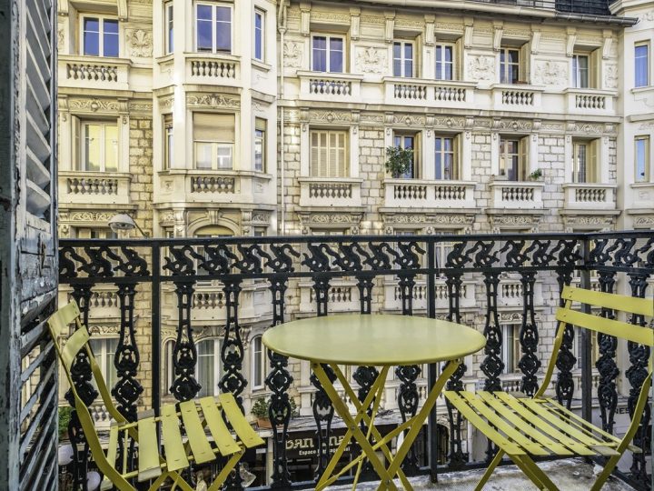 Exclusive holiday letting on the French Rivera - Balcony table and chairs