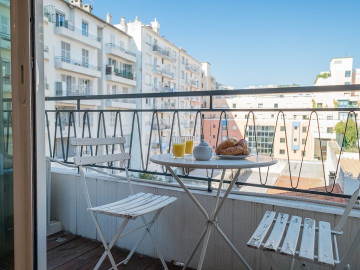 Holiday lets Nice - Breakfast on balcony table