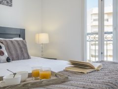 Holiday lets Antibes - Breakfast tray on bed