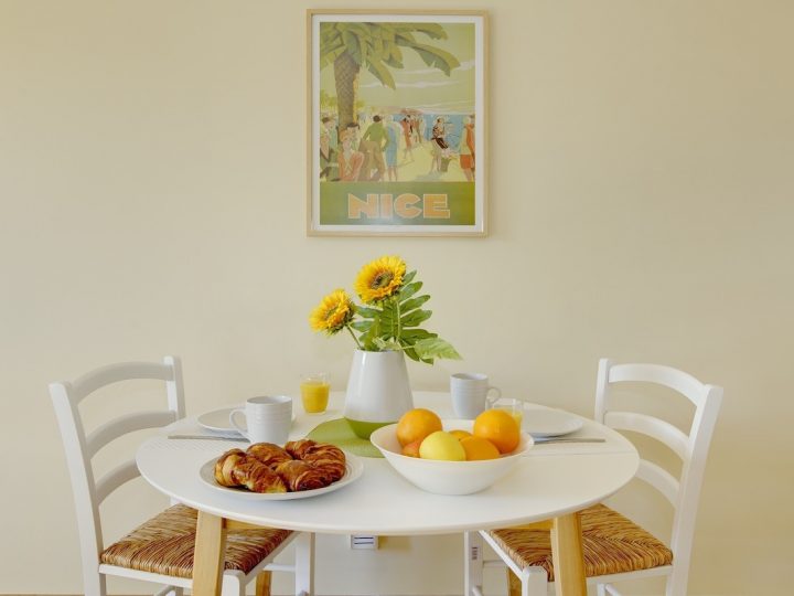 Holiday houses Nice - Croissants and fruit bowl on table