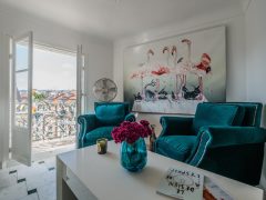 5 Star holiday lets on the French Rivera - Teal armchairs and coffee table
