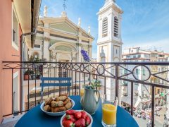 Location de vacances Nice- Petit déjeuner sur la table du balcon