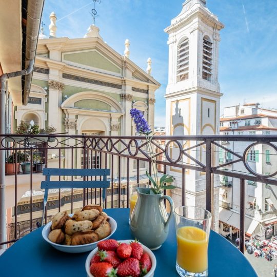 Location de vacances Nice- Petit déjeuner sur la table du balcon