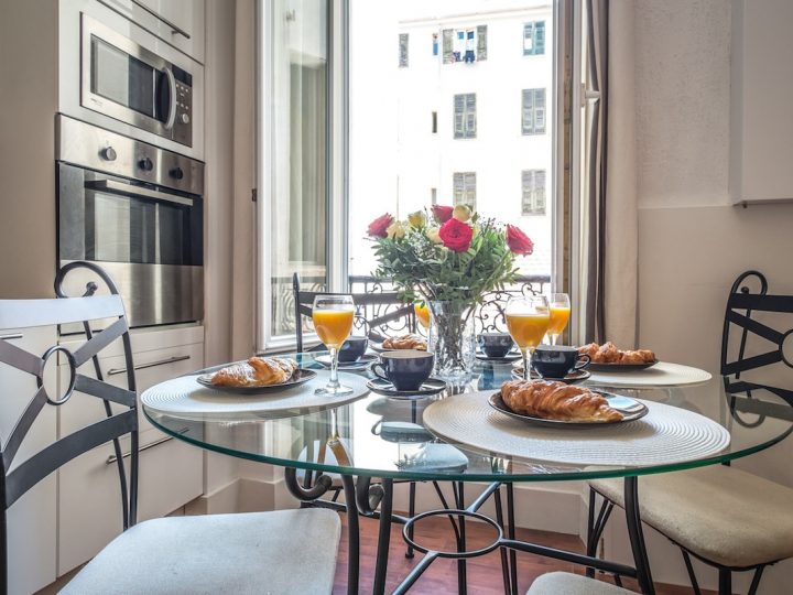 Holiday Letting Nice - Breakfast on dining table