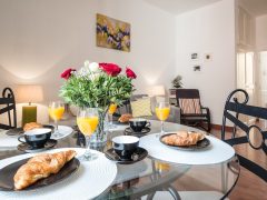 Holiday lets Nice - Croissants on dining table