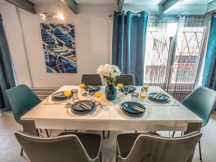 Holiday houses on the French Rivera - Dining table