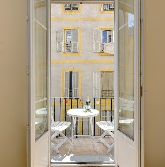Luxury holiday rentals on the French Rivera - Open doors onto balcony
