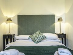 Holiday lets on the French Rivera - towels on bed