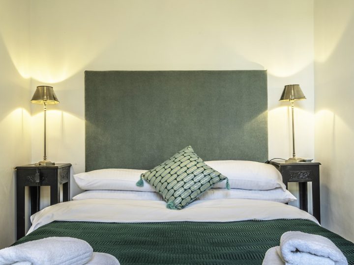 Holiday lets on the French Rivera - towels on bed