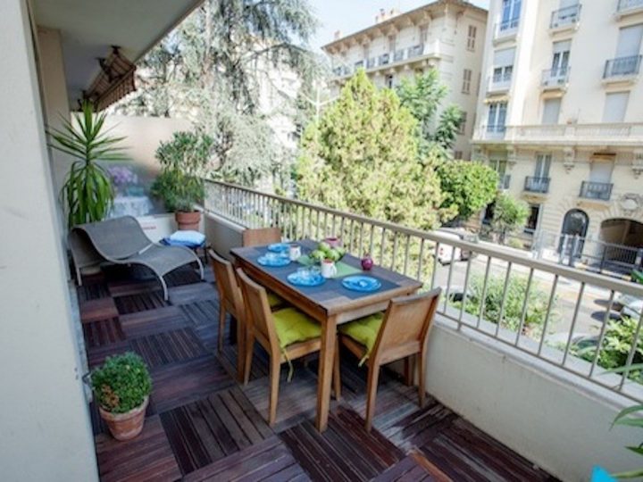 5 Star holiday houses on the French Rivera - Balcony table and chairs