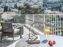 Exclusive holiday lets on the French Rivera - Balcony table