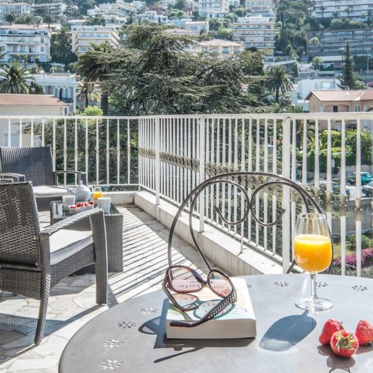 Exclusive holiday lets on the French Rivera - Balcony table