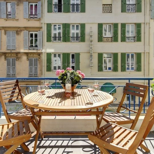 Maisons de vacances sur la Rivière française - Table et chaises en bois sur le balcon