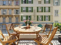 Holiday homes on the French Rivera - Wooden table and chairs on balcony