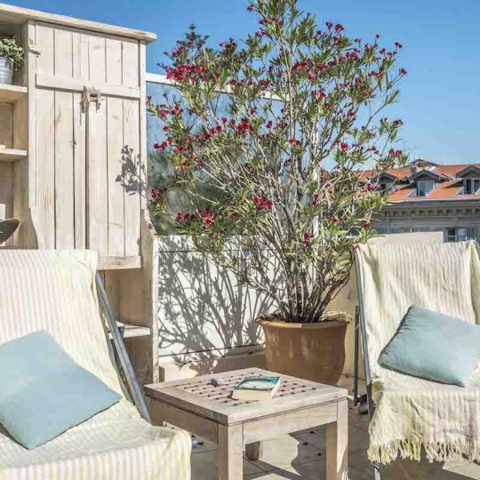 Holiday lets Nice - Deck chairs on balcony