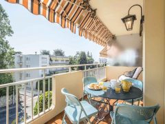 5 Star holiday rentals on the French Rivera - Balcony table and chairs