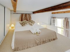 Luxury holiday houses on the French Rivera - Toiletries and towels on bed