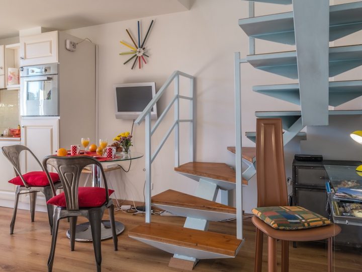 Luxury holiday letting on the French Rivera - Staircase up to bedroom