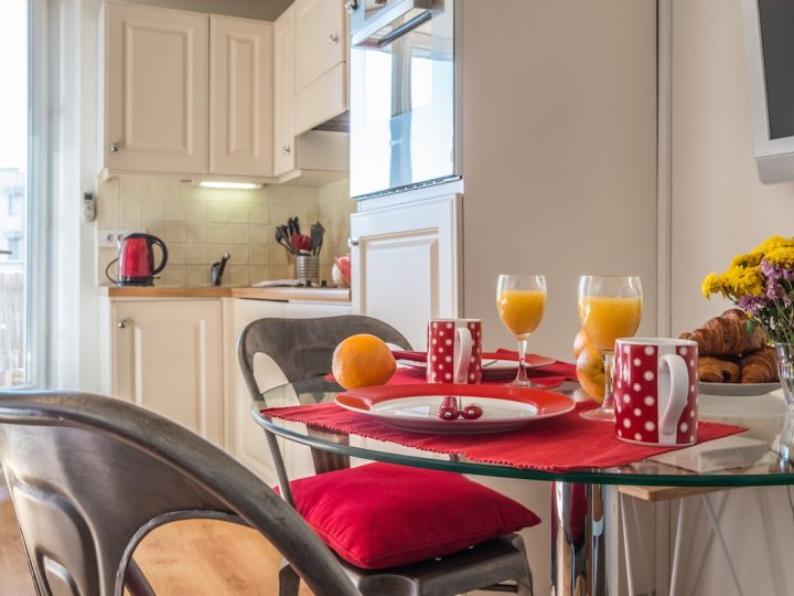 Luxury holiday lets on the French Rivera - Breakfast on dingle table