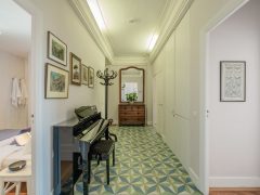 Luxury holiday rentals on the French Rivera - Piano in hallway