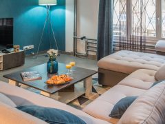 Holiday lets on the French Rivera - Sofa and coffee table