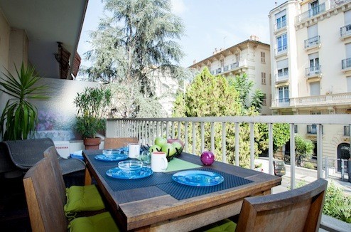 Holiday homes on the French Rivera - Outside table and chairs