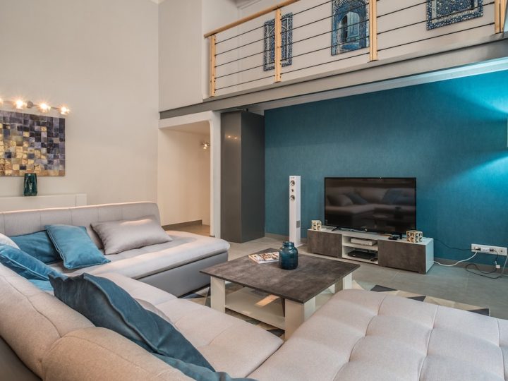 Holiday Letting on the French Rivera - Sofa and coffee table