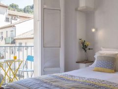 Exclusive holiday houses on the French Rivera - Bedroom into balcony