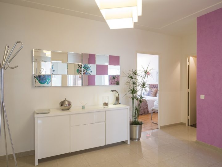 Exclusive holiday letting on the French Rivera - Hallway
