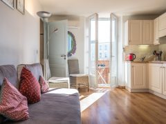 Luxury holiday houses on the French Rivera - Kitchen and living area