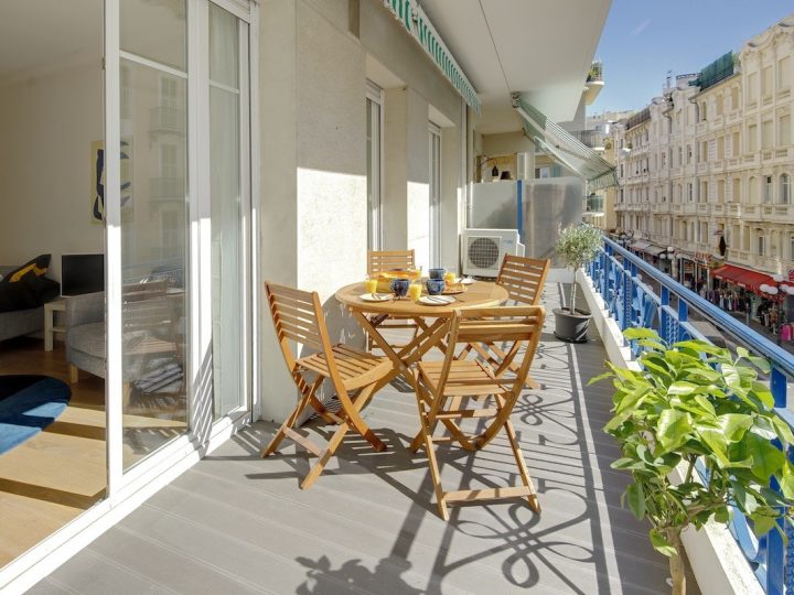 Luxury holiday letting on the French Rivera - Wooden table and chairs on balcony