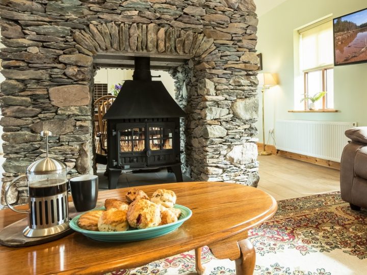 Holiday houses Wild Atlantic Way - Fireplace and coffee table with scones