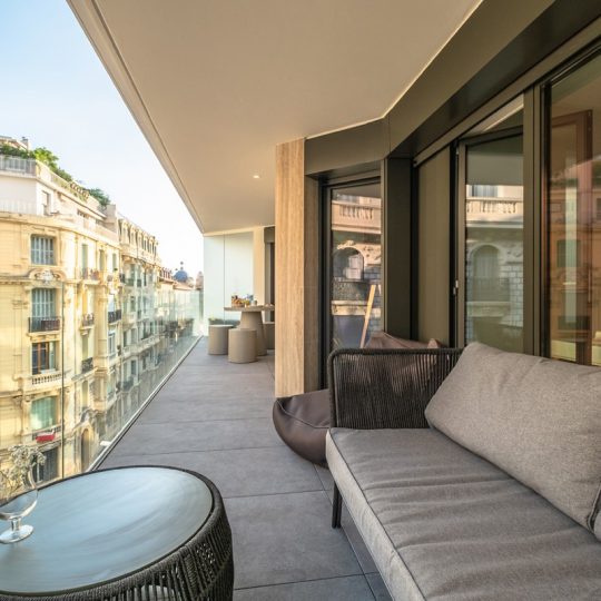 Exclusive holiday letting on the French Rivera - Balcony sofa and bean bag