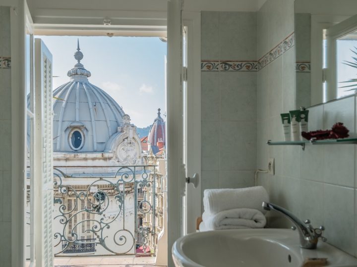 Exclusive holiday houses on the French Rivera - Bathroom into balcony doors