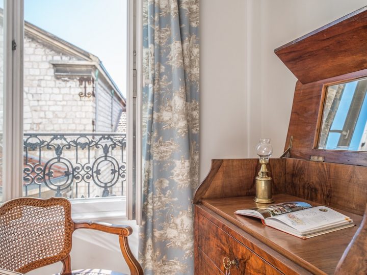 5 Star holiday rentals on the French Rivera - Cabinet and chair in bedroom
