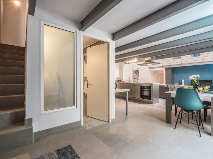 Exclusive holiday rentals on the French Rivera - Dining into bathroom