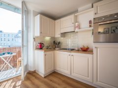 Exclusive holiday letting on the French Rivera - Kitchen into balcony