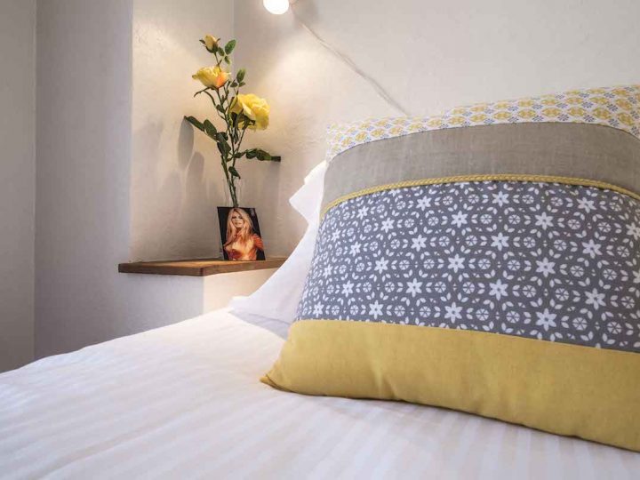 Exclusive holiday lets on the French Rivera - Cushions on bed close up