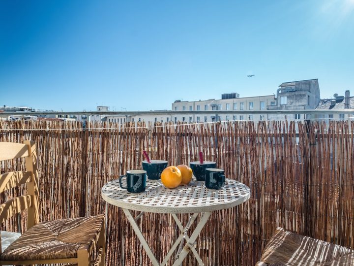 Exclusive holiday lets on the French Rivera - Table and chairs on balcony